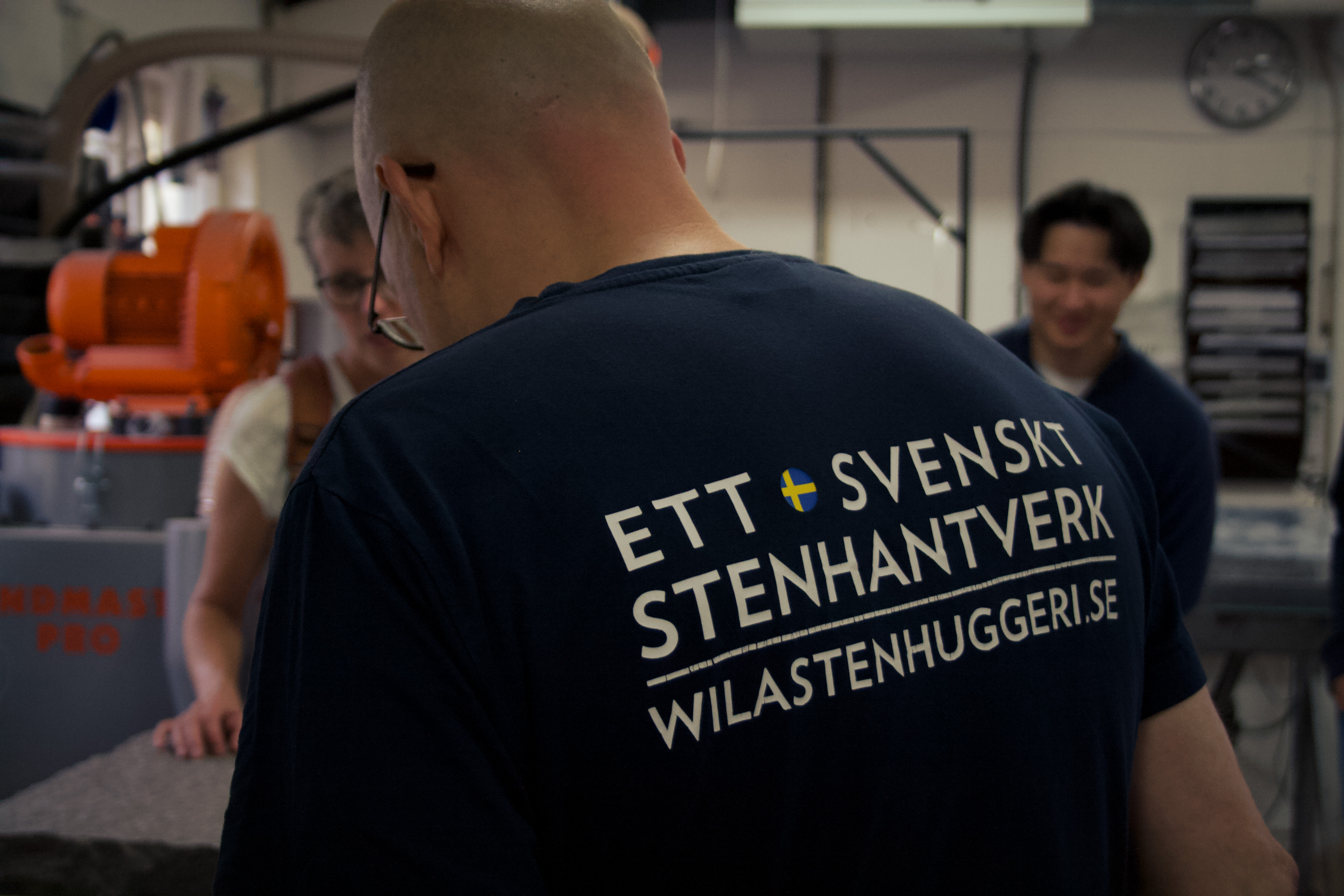 Stenhuggare och kollega i verkstad